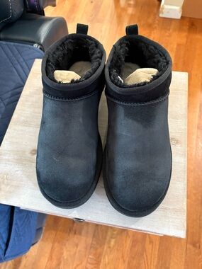 Men UGG Black Shearling-Lined Ankle Boots .
